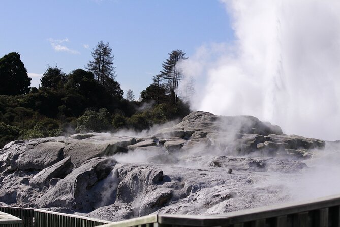 2-Day Hobbiton, Rotorua, Waitomo Caves Tour from Auckland with Accommodation - Rotorua orientation time on the lakefront