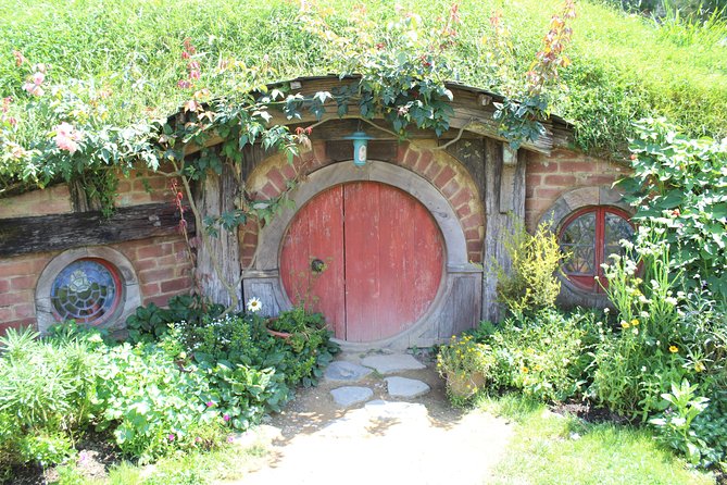 2-Day Hobbiton, Rotorua, Waitomo Caves Tour from Auckland with Accommodation - Waitomo Glowworm Caves: 1 hour underground and a day-2 lunch warning