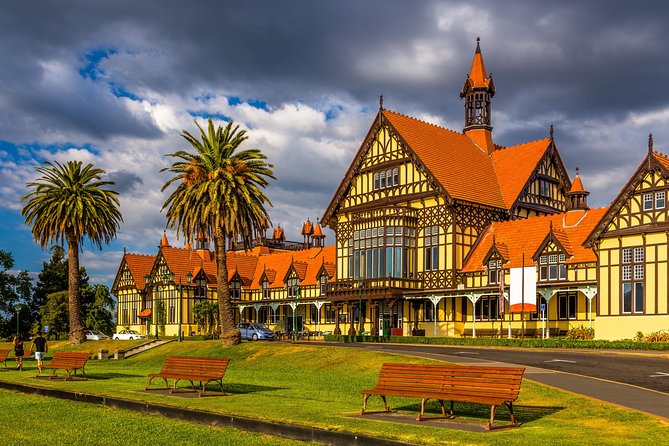 2 Day Waitomo Caves, Hobbiton Movie Set and Rotorua Tour from Auckland - Rotorua’s Māori evening: hangi dinner plus performance context