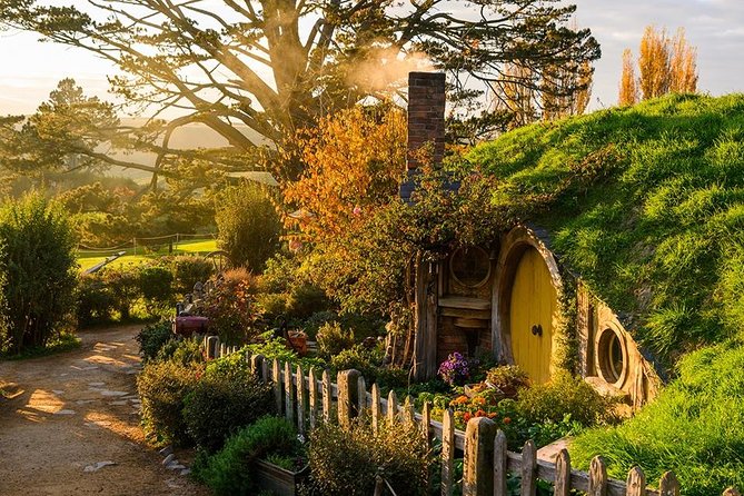 2 Day Waitomo Caves, Hobbiton Movie Set and Rotorua Tour from Auckland - Overnight in Rotorua: your secret weapon for a calmer trip