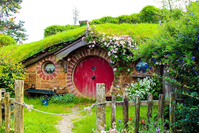 2 Day Waitomo Caves, Hobbiton Movie Set and Rotorua Tour from Auckland - The bus-and-timing reality: what this kind of group tour feels like