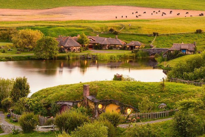 3 Day Waitomo Caves, Hobbiton Movie Set and Rotorua Tour from Auckland - Day 2: Hobbiton Movie Set and Te Pa Tu Māori Village