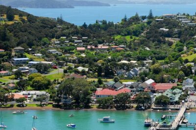 5-Day Bay of Islands, Auckland, Hobbiton, Rotorua & Waitomo Tour - Day 1: Paihia, Russell, and the Hole in the Rock cruise