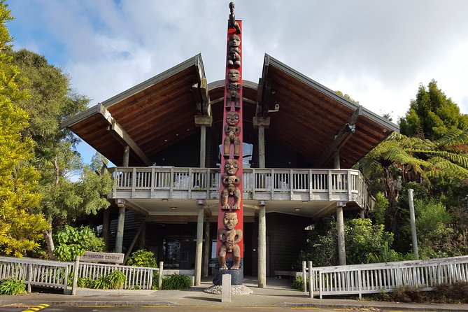 Afternoon Piha Beach and Rainforest Tour from Auckland - Arataki Visitor Centre: Māori carvings plus an ocean viewpoint