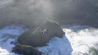 Auckland: 36 min scenic helicopter flight - Coast to Coast - Albany to Bethells (Te Henga) Beach: black sand and volcanic cliffs