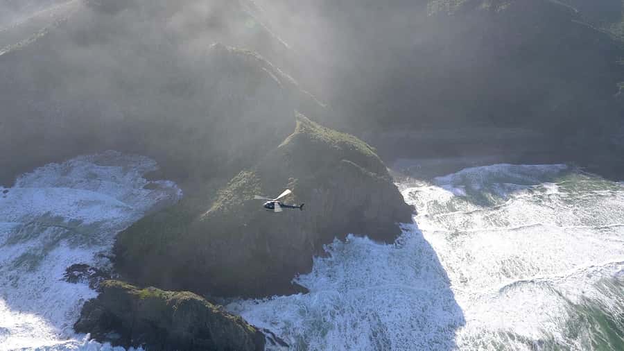 Auckland: 36 min scenic helicopter flight - Coast to Coast - Albany to Bethells (Te Henga) Beach: black sand and volcanic cliffs