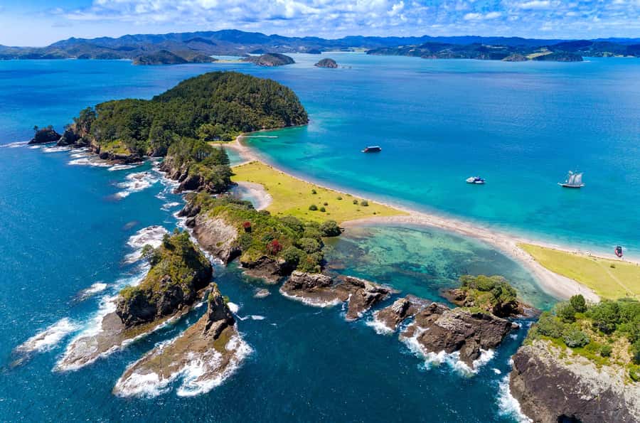 Auckland: Bay of Islands Day Tour with Dolphin Cruise - Getting There: Harbour Bridge Views and a Long, Guided Ride North