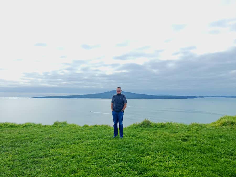 Auckland City Highlights Half Day Tour - The guide factor: storytelling, photos, and rain fixes