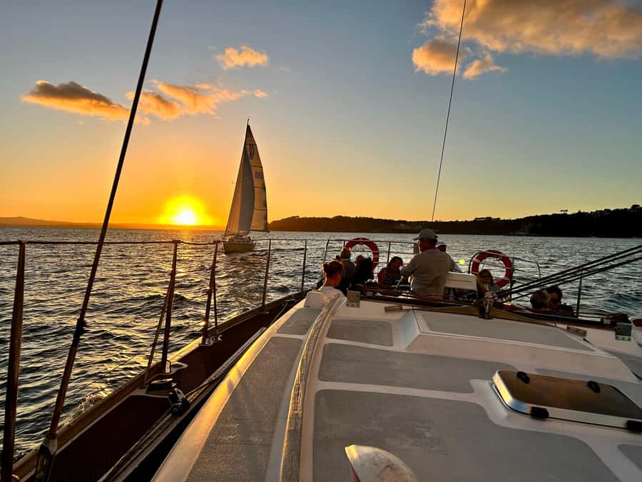 Auckland: Harbour Sailing Cruise with 3-Course Dinner - The flow of 150 minutes: boarding, sailing, dinner, and night lights
