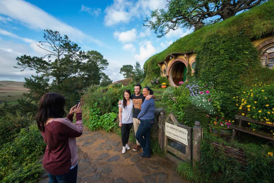 Auckland: Hobbiton and Rotorua Day Tour including Te Puia - The Drive Break: Tirau, Sculpture Stops, and Kaimai Views