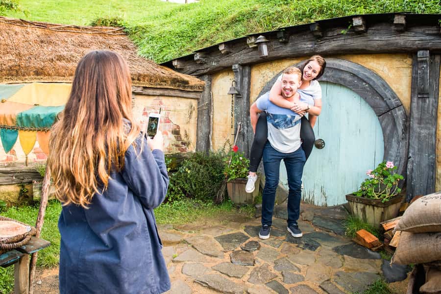 Auckland: Hobbiton Movie Set Tour with Lunch - The Waikato Drive: Commentary You Actually Want to Hear