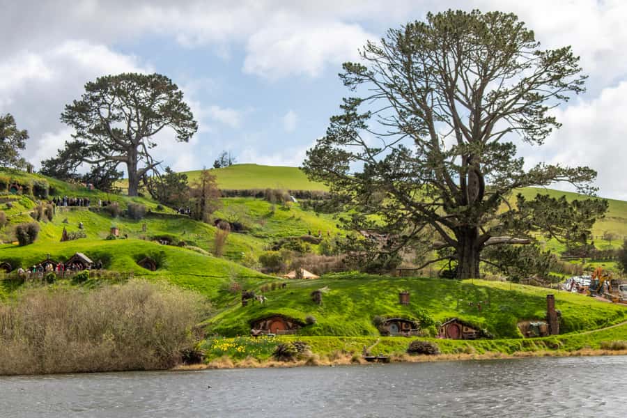 Auckland: Hobbiton & Waitomo Caves Small-Group Tour & Lunch - Why the Small-Group Minibus Matters (Max 16)