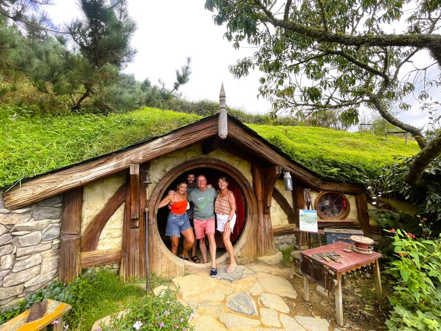 Auckland: Hobbiton & Waitomo Caves Small-Group Tour & Lunch - Green Dragon Inn: That Included Drink Feels Like Part of the Set