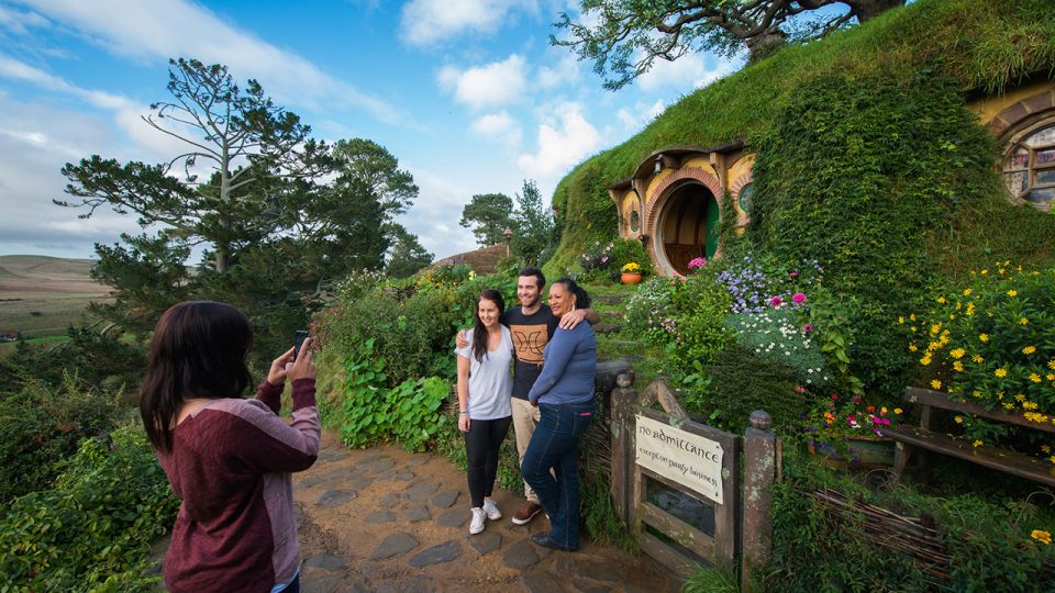 Auckland: Hobbiton & Waitomo Caves Small-Group Tour & Lunch - Lunch in Otorohanga and a Quick Animal-Farm Photo Moment