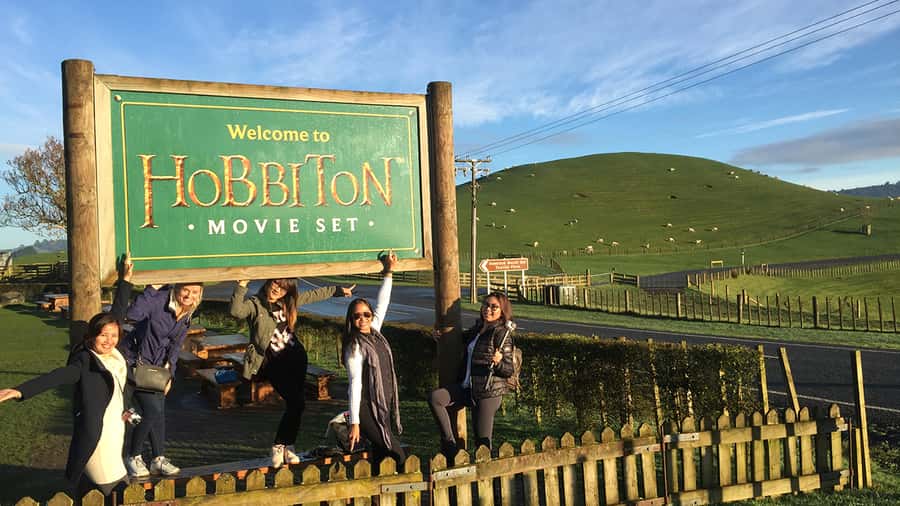 Auckland: Hobbiton & Waitomo Caves Small-Group Tour & Lunch - Waitomo Glowworm Caves: The Boat Ride That Slows Time
