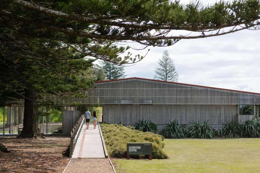 Auckland: Rotoroa Island and Man O'War Vineyard Combo Tour - A 7-hour Auckland escape that starts with the Hauraki Gulf cruise