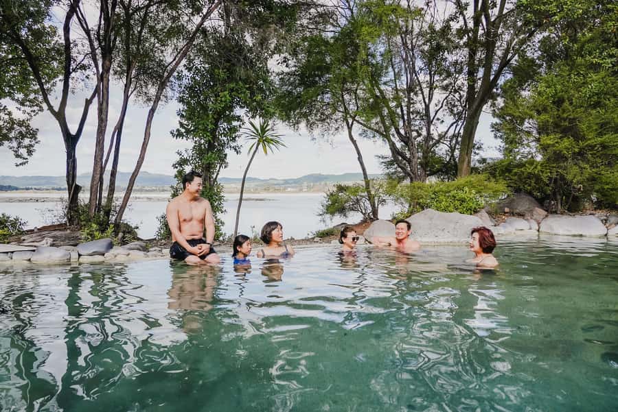 Auckland: Rotorua Highlights inc Wai-O-Tapu & Polynesian Spa - Rotorua highlights by guided driving tour