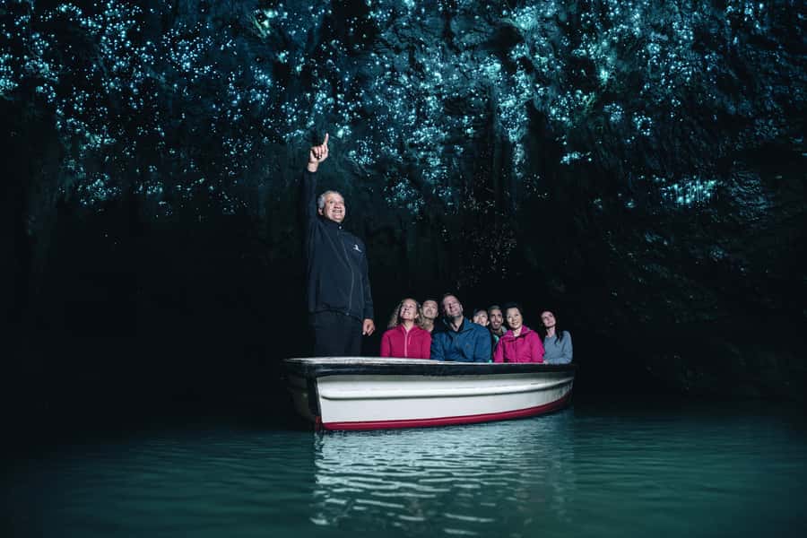 Auckland: Rotorua Māori Village & Waitomo Caves with Lunch - Whakarewarewa: stepping into a living Māori village