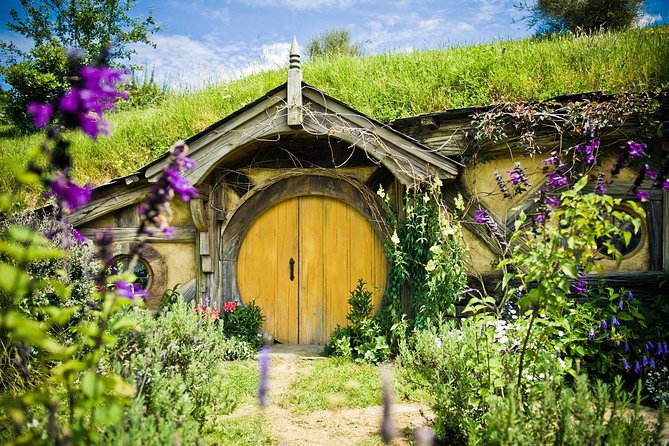 Auckland to Hobbiton Movie Set and Rotorua's Geothermal Valley - Price and what you’re really paying for ($279.26)
