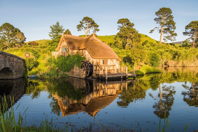 Auckland to Rotorua via Hobbiton Small Group Tour (One Way) - 6:00 am pickup in Auckland and the ride south