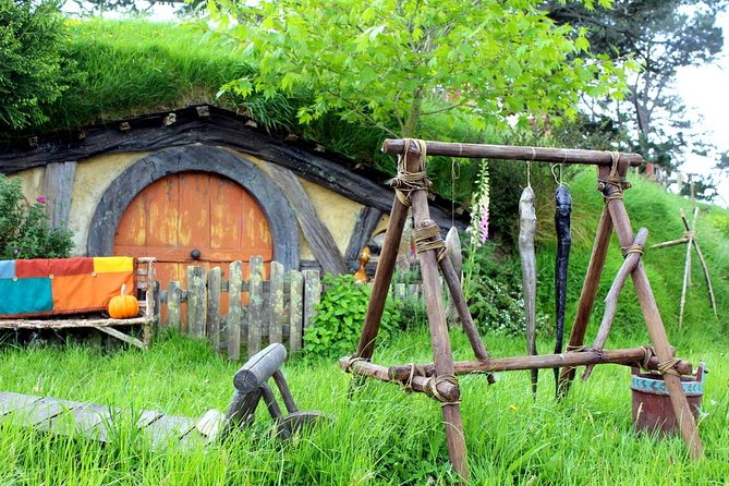 Auckland to Waitomo Caves and Hobbiton Movie Set Private Tour - Waitomo Glowworm Caves boat ride: seeing the underground glow up close