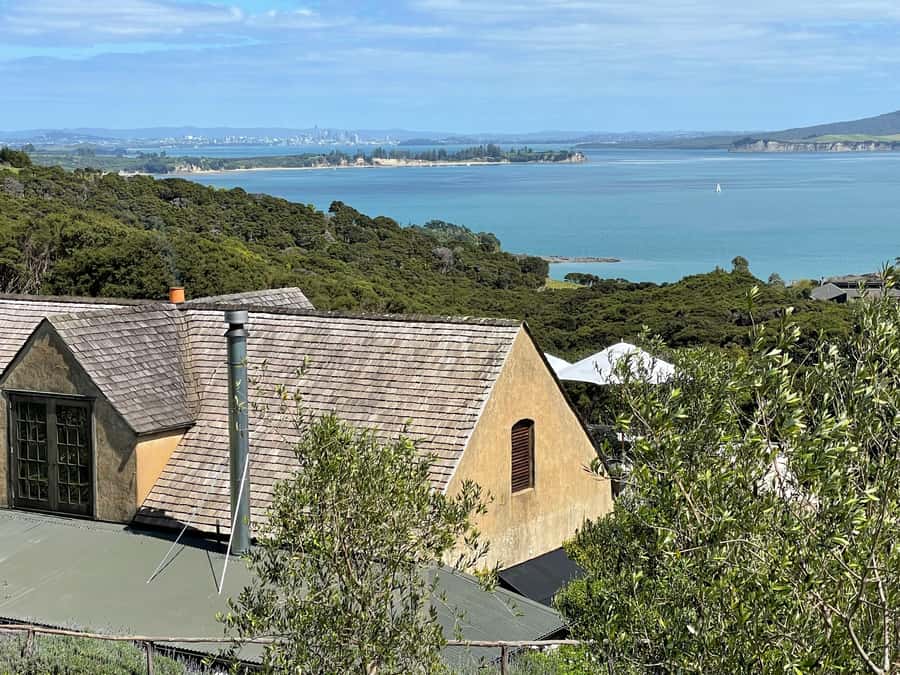 Auckland: Waiheke Island Luxury Experience Private Tour - Island sightseeing time: beaches and shops without turning it into a scavenger hunt