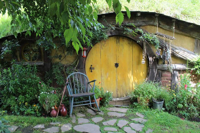 Day Tour Hobbiton + Rotorua from Auckland in Luxury Minibus - Te Puia: lunch plus Māori culture and thermal sights