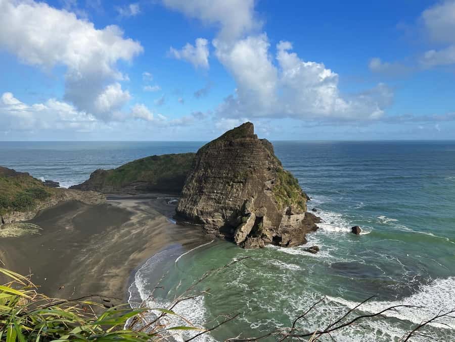 From Auckland: Guided Tour of Piha with Scenic Beach Walks - The beachside picnic: a real reset between walks