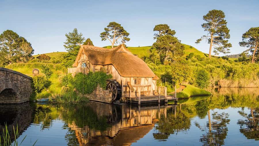 From Auckland: Hobbiton Movie Set Small Group Tour - The Green Dragon Inn beverage and the pub atmosphere