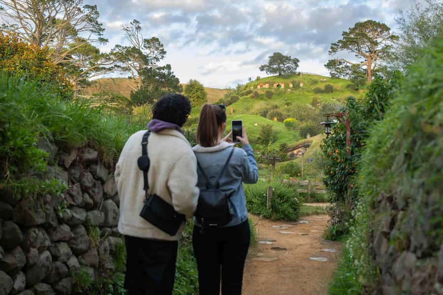 From Auckland: Hobbiton Movie Set Trip with Guided Tour - Gift shop and Shire’s Rest Café: the perfect warm-up before the walk