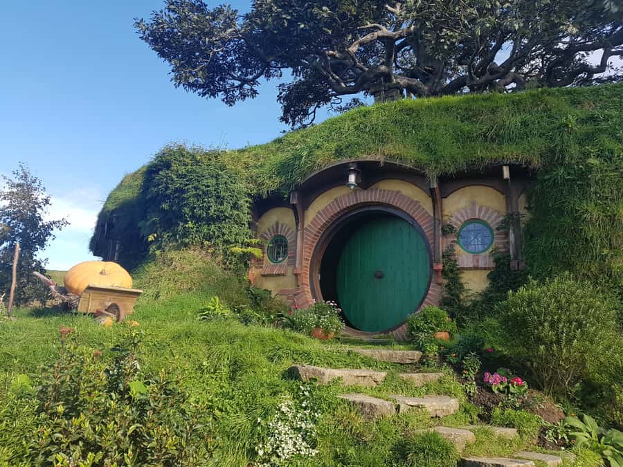From Auckland: Hobbiton & Rotorua Tour with Lunch at Te Puia - Hobbiton Movie Set: the guided 2.5 hours that makes it stick