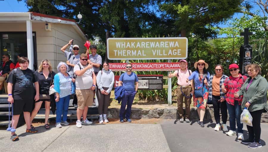 From Auckland: Rotorua Māori Village & Hot Springs with Haka - Polynesian Spa: mineral pools and a calmer ending on Lake Rotorua