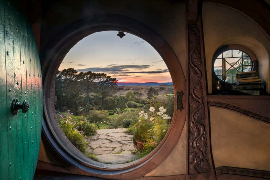 From Auckland: Waitomo & Hobbiton Bus Tour with Lunch - Lunch on the Move: Picnic Food, Allergy Alerts, and What to Expect