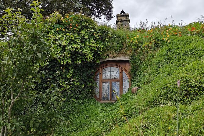 Hobbiton Movie Set Guided Day Tour with Lunch from Auckland - Small group size up to 11: why it feels calmer in practice