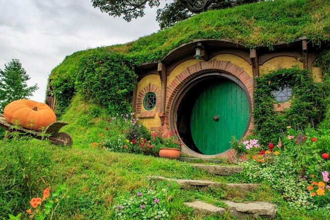 Hobbiton Movie Set Guided Tour small group from Auckland - The pickup and ride: comfort plus real schedule control