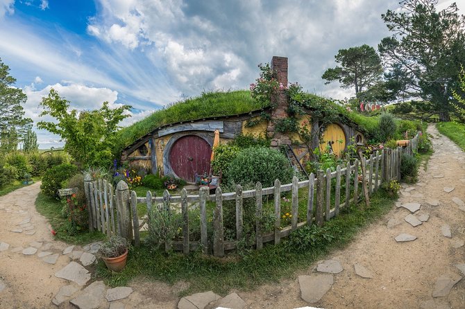 Hobbiton Movie Set Small Group Fully Guided Day Tour from Auckland - Time in the Set: Pacing, Crowds, and Photo Stops