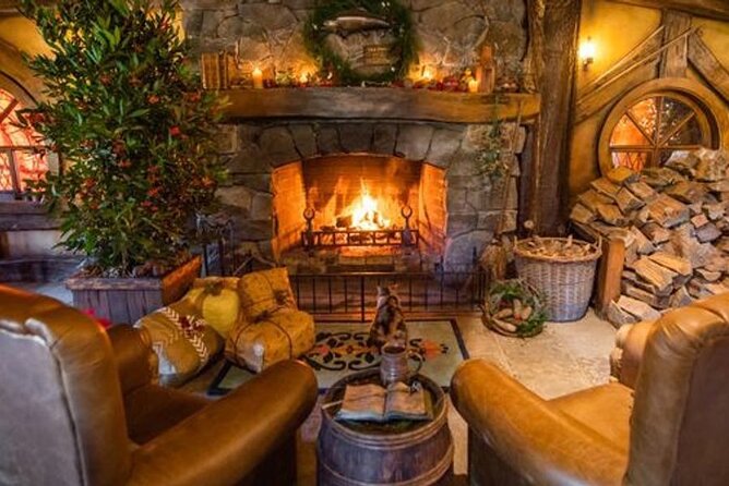 Hobbiton Movie Set Tour to Blue Springs and Mineral Spa - Tirau lunch break: a calm village reset between drives