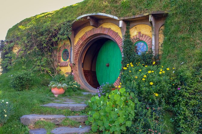 Hobbiton Movie Set Tour with lunch from Auckland - Auckland to Matamata: a full day on one easy plan
