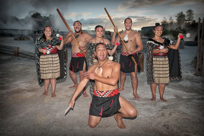 Hobbiton & Rotorua Living Māori Village Private Tour Ex-Auckland - Whakarewarewa Living Māori Village: geothermal daily life, plus a cultural performance