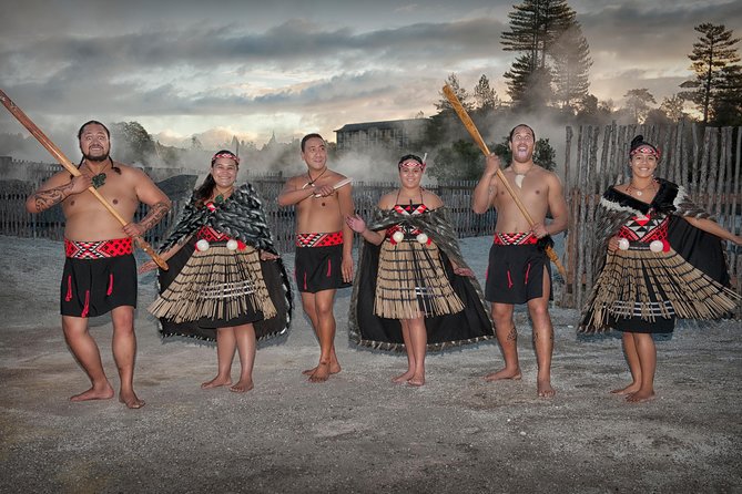 Hobbiton & Rotorua Living Māori Village Private Tour Ex-Auckland - Shopping time vs. set time: getting the balance right