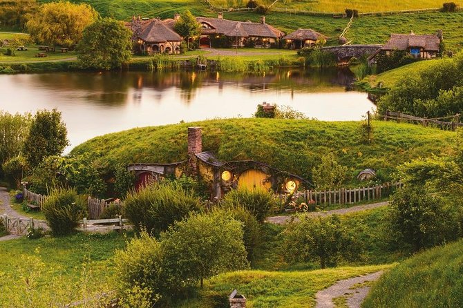 Hobbiton & Waitomo Caves Guided Day Trip from Auckland incl lunch - Waitomo Glowworm Caves: boat silence, Cathedral Cave acoustics