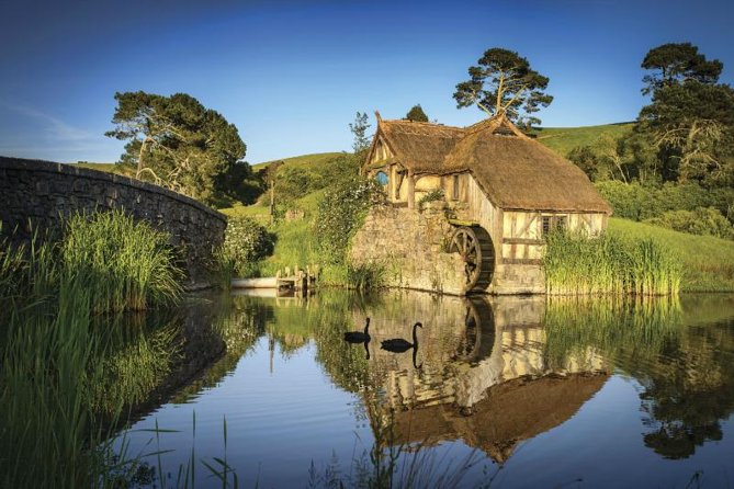 Hobbiton & Waitomo Caves Guided Day Trip from Auckland incl lunch - The Green Dragon Inn and lunch: the theme perks that matter