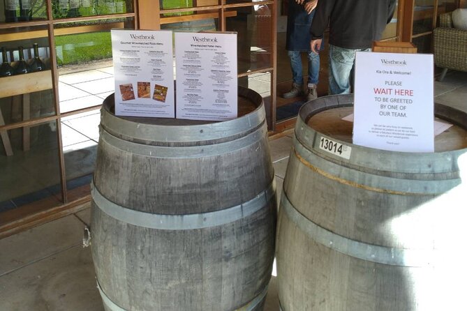 Kumeu Winery Boutique Tour with Gourmet Lunch from Auckland - Timing, group size, and the guide: how to make four hours feel like more