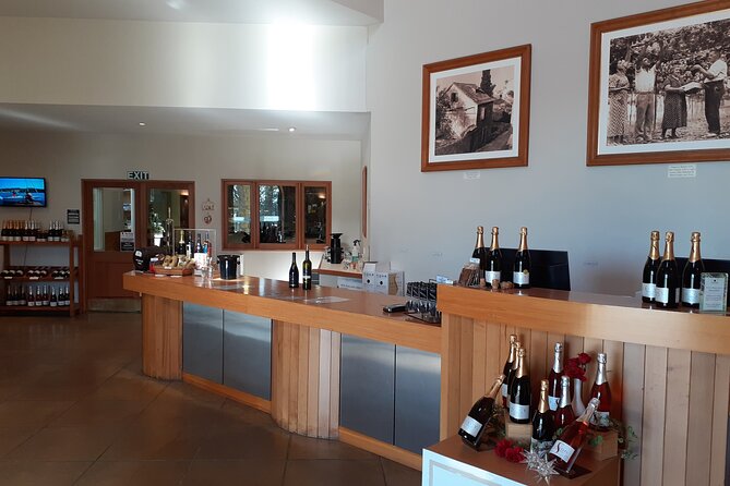 Kumeu Winery Boutique Tour with Gourmet Lunch from Auckland - What to do about food restrictions and lunch expectations