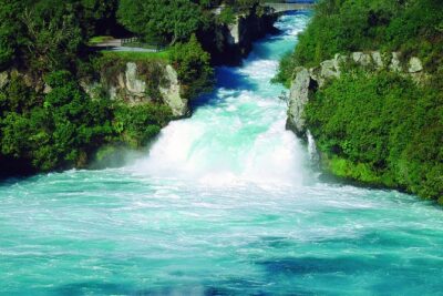 Lake Taupō Private Day Tour from Auckland to Māori Rock Carvings - Bombay Hills, Tirau, and the breaks that keep the day sane