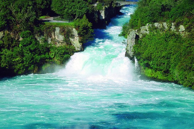 Lake Taupō Private Day Tour from Auckland to Māori Rock Carvings - Bombay Hills, Tirau, and the breaks that keep the day sane