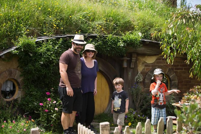 Luxury Small group tour from Auckland to Hobbiton Movie Set - 6:30am Pickup and the Scenic Auckland-to-Matamata Route