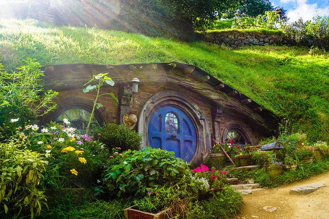 Luxury Small group tour from Auckland to Hobbiton Movie Set - Lunch, Snacks, and the Little Extras That Matter on Early Starts