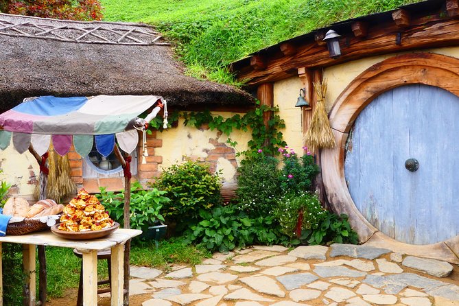 Luxury Small group tour from Auckland to Hobbiton Movie Set - Luxury Comfort on the Way Out: Air-Con, Snacks, Wi‑Fi, and Lunch