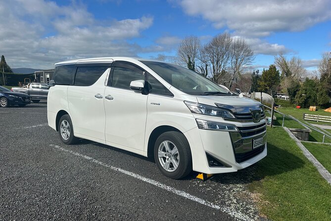 Private Auckland Airport Transfer: to/from City Hotels in Minivan - Where You’ll Be Picked Up: Auckland Airport’s Ray Emery Drive Zone